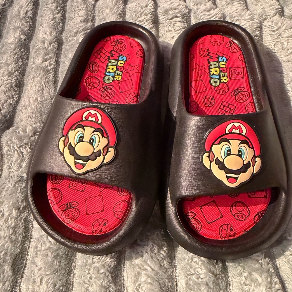 Nintendo Super Mario Kids Slippers - Black and Red